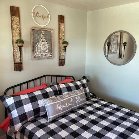 Hotel Millz Manor Fall River Mills Zewnętrze zdjęcie