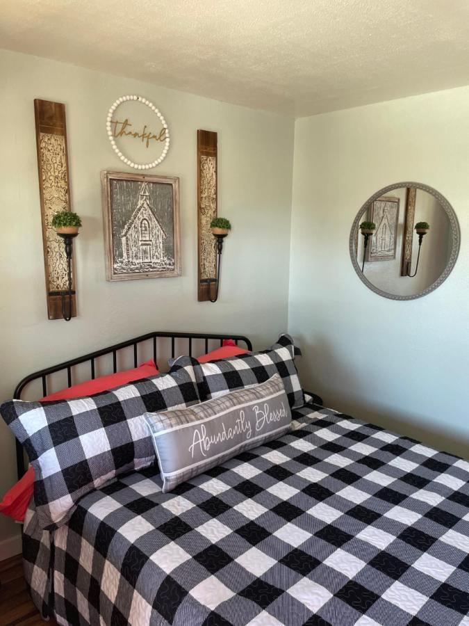 Hotel Millz Manor Fall River Mills Zewnętrze zdjęcie