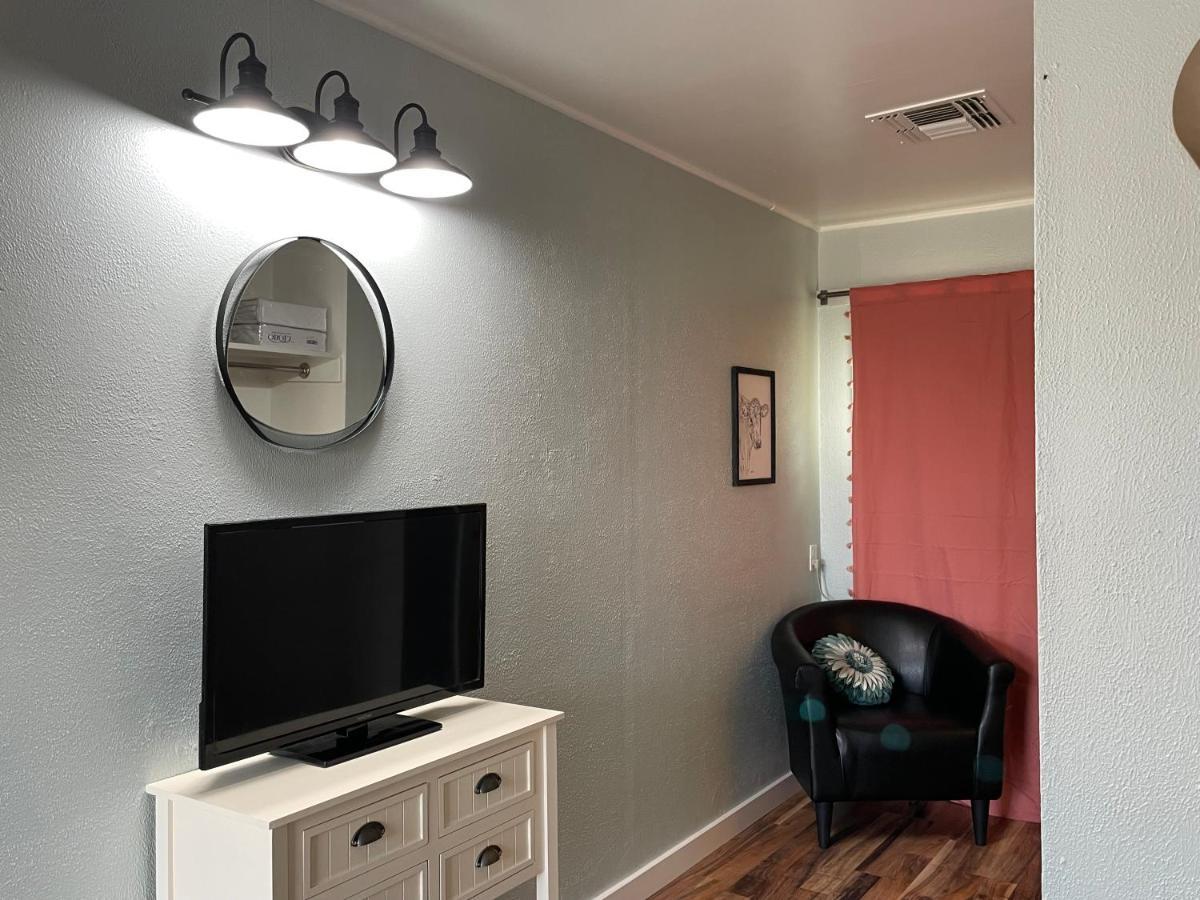 Hotel Millz Manor Fall River Mills Zewnętrze zdjęcie